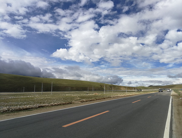 青藏公路上平直路面